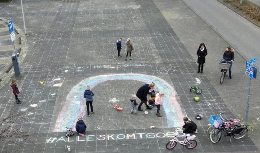 Kinderen uit Naaldwijk maakten een straattekening met een hoopvolle boodschap. Met elkaar houden we de moed erin. (Foto: PR)