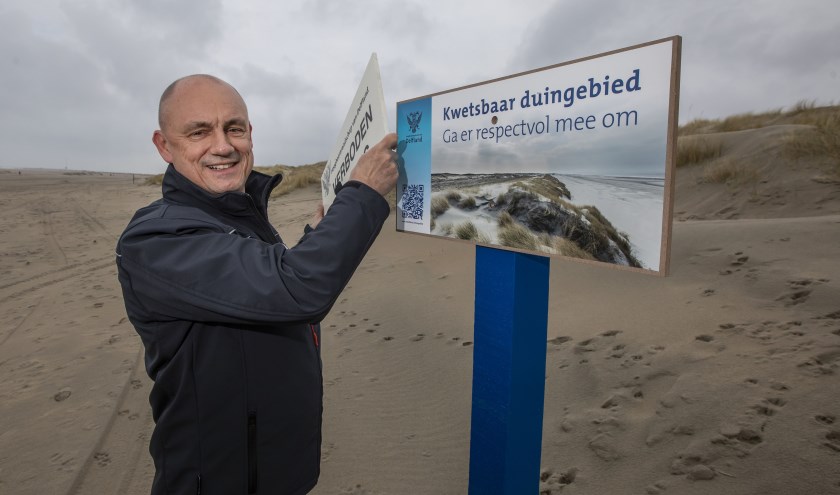 Hoogheemraad Peter Ouwendijk onthult de nieuwe bebording. Foto: (Thierry Schut)