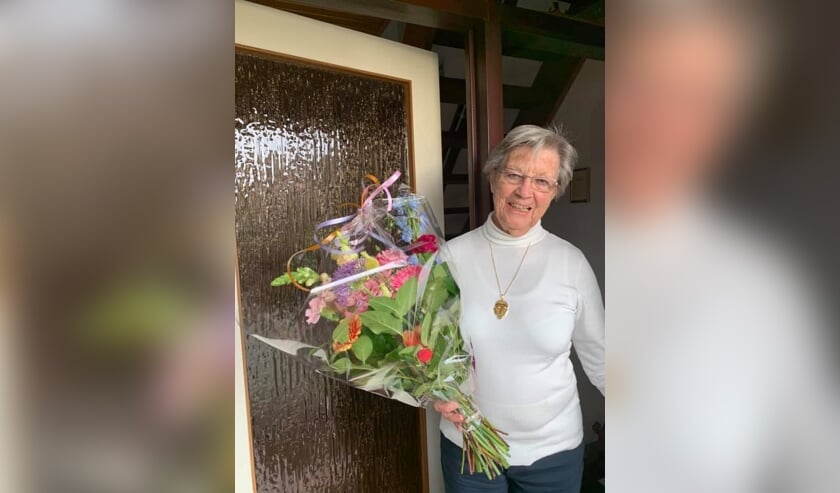 Miny was blij verrast door het bloemetje aan huis!