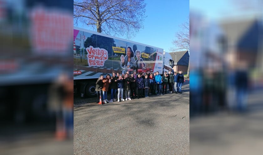 Leerlingen van groep 7/8 van OBS Buten de Poorte in Goedereede krijgen les over de gevaren van grote voertuigen in het verkeer.