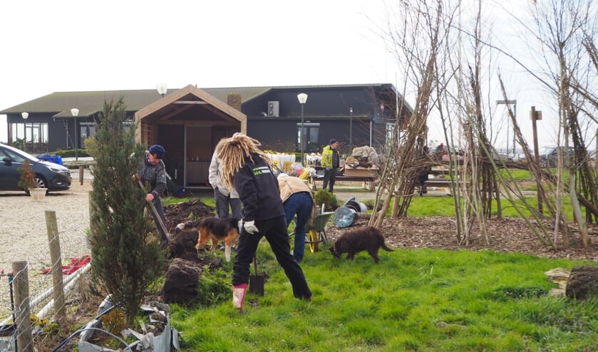Bij de Buutenplaets zijn de bomen welkom want een voormalig schapenweitje moet groeien naar een heuse natuurspeelplaats.