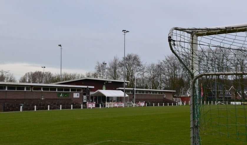Veld, tribunes en kantine bij OVV zullen voorlopig nog wel even leeg blijven (Foto: Jack Holten)