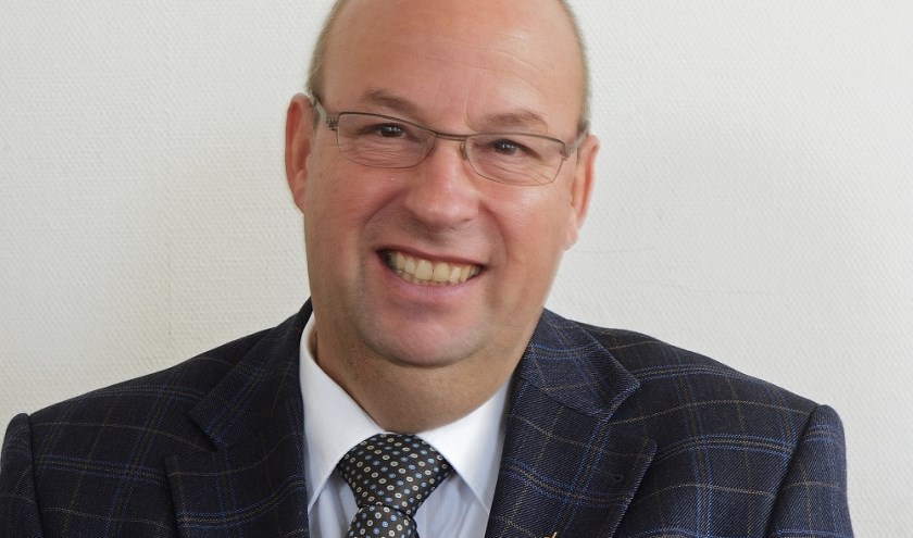 Pastoor Steenvoorden roept iedereen op naar elkaar om te blijven kijken. (Foto: PR