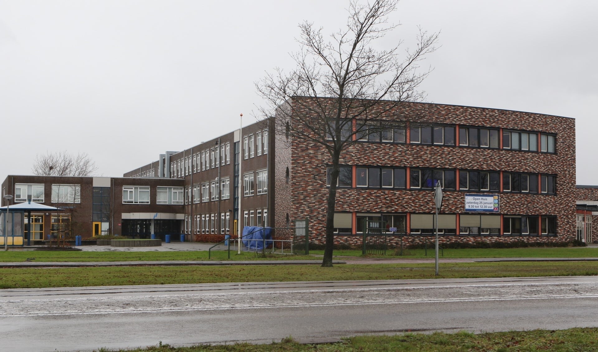 De scholen in Hellevoetsluis liggen er verlaten bij. 