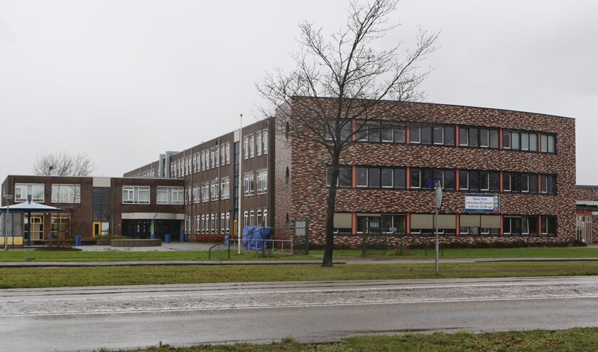 De scholen in Hellevoetsluis liggen er verlaten bij.