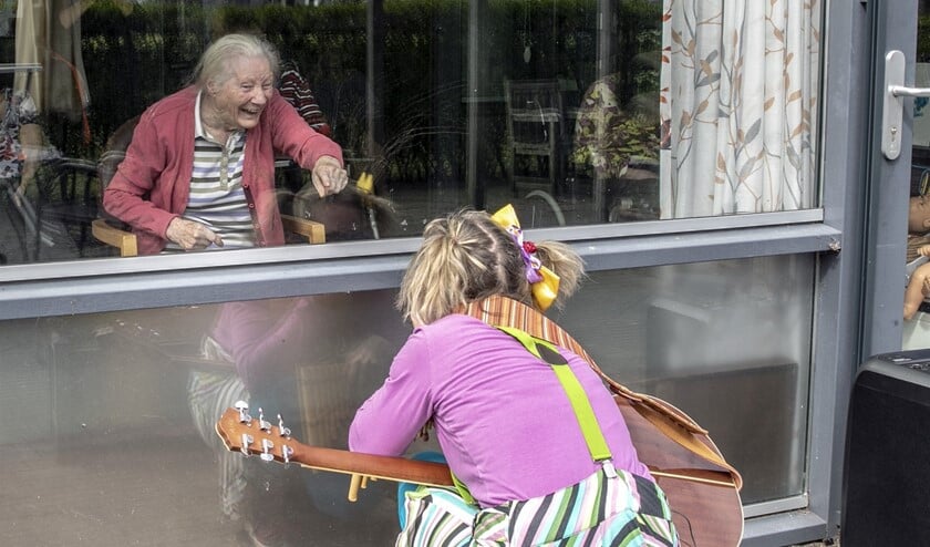 Een raamvoorstelling is een fijne afleiding voor de bewoners.
