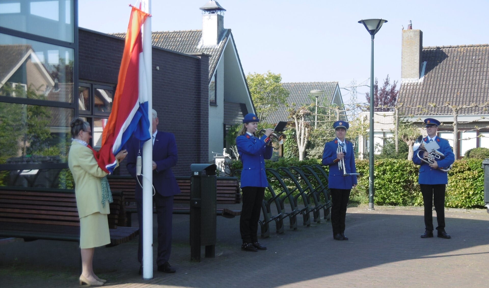 Ook in Hekelingen wapperen de vlaggen.