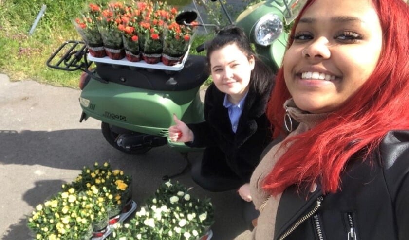Nikita en Shanayla waren een hele dag op pad om alles uit te delen
