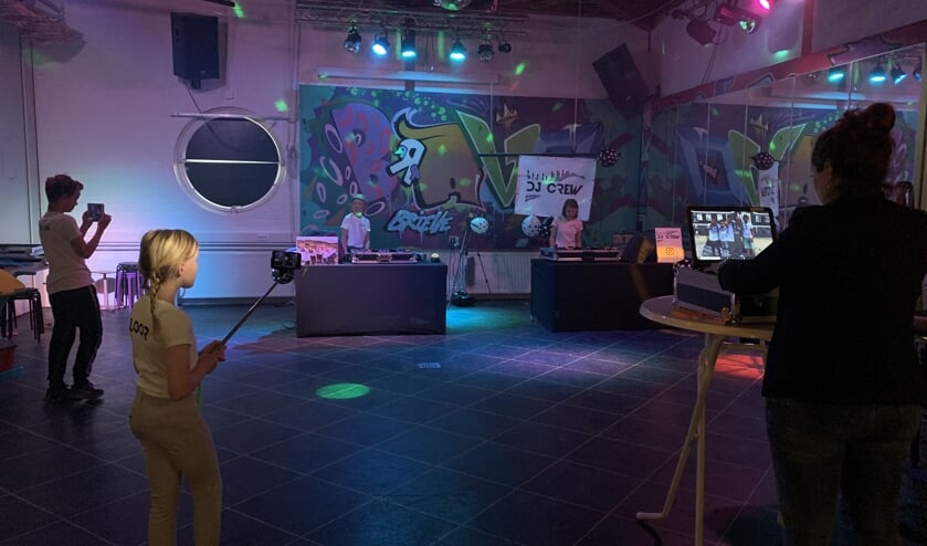 De DJ Crew was iedere vrijdag live online vanuit Bravo