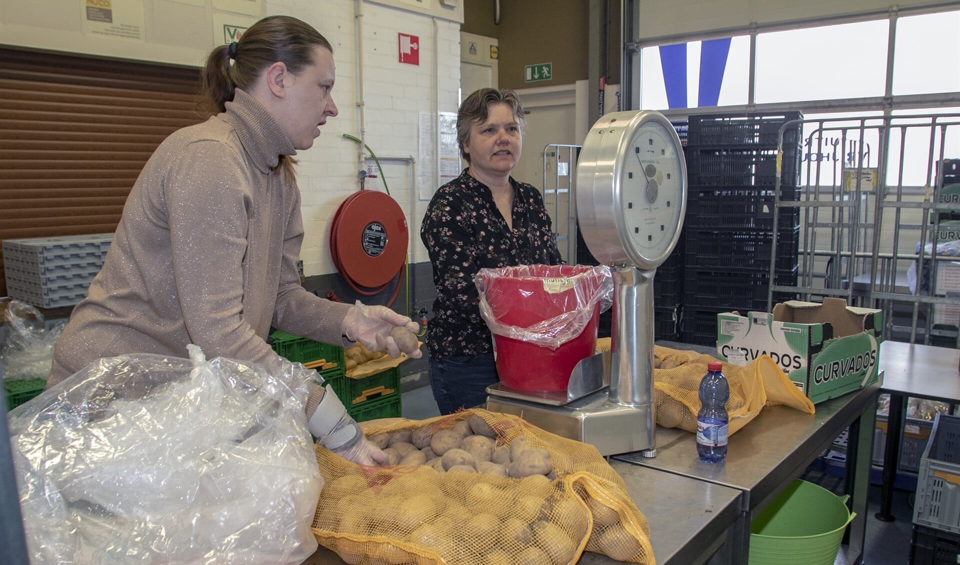 Veel mensen meldden zich de afgelopen tijd spontaan aan om te komen helpen bij de Voedselbank. 