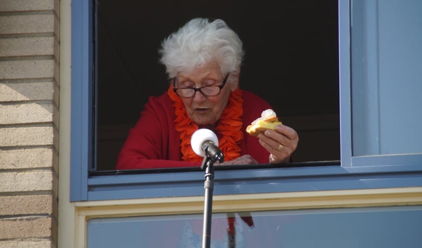 Bewoners genoten 's morgens van een heerlijke Oranje-tompouce.