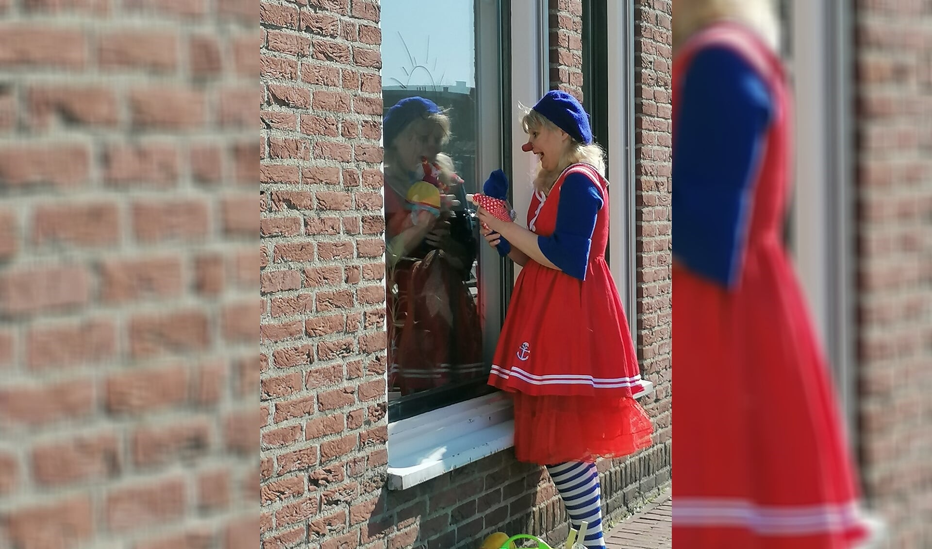 Clown Peer aan het ramen lappen bij het Catharina Gasthuis