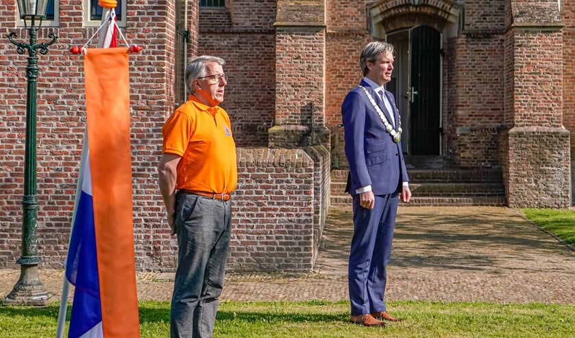 Op gepaste afstand, maar toch samen het Wilhelmus zingen in Zuidland.