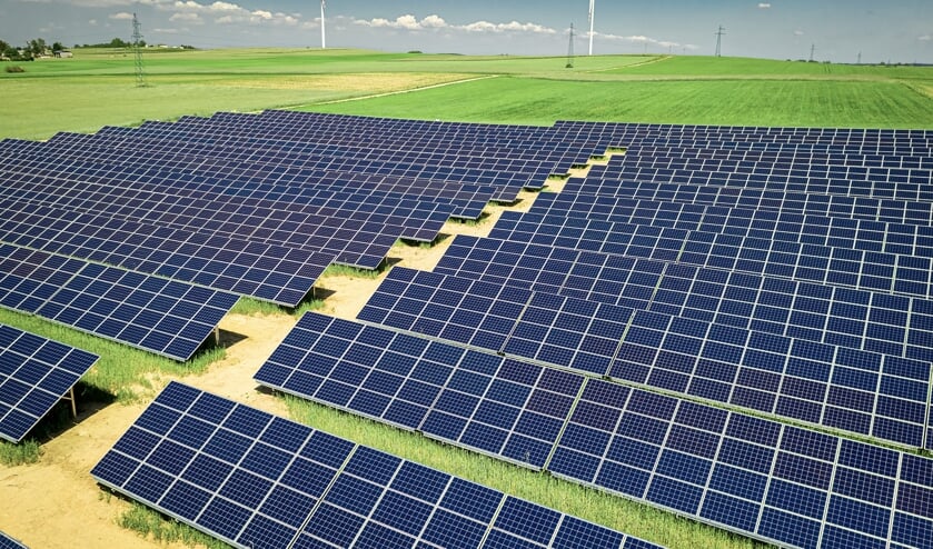 In sommige landen zijn grote velen met zonnepanelen te vinden.