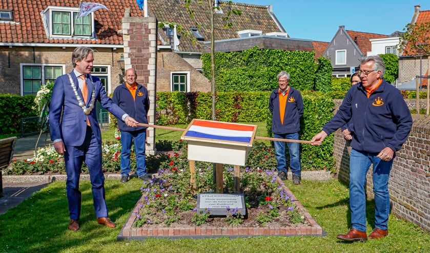 Samen, maar op gepaste afstand van elkaar, werd de plaquette onthuld.