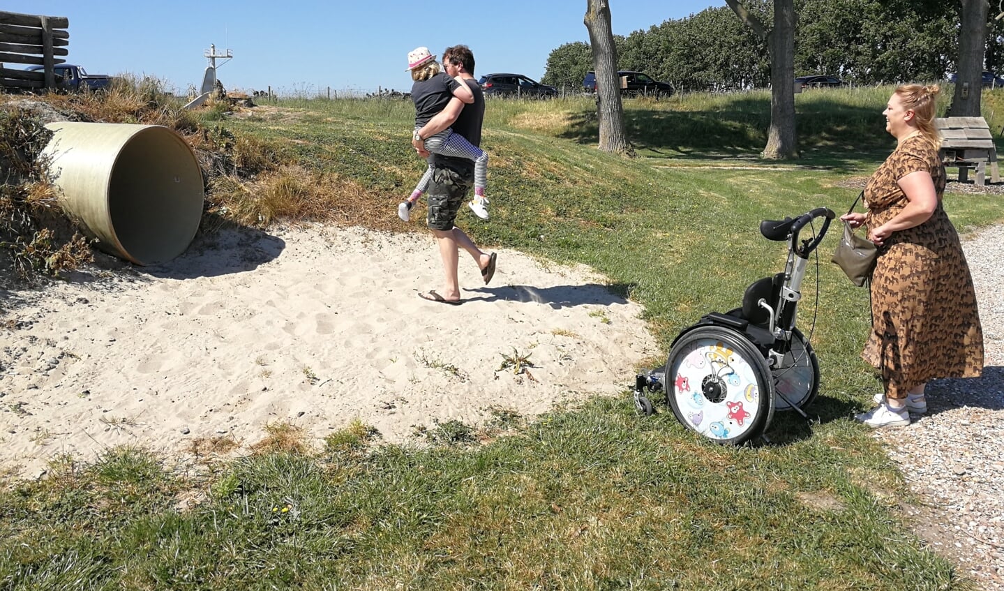 Met de rolstoel kun je overal komen maar zand als valbrekende laag vormt een beperking waar een oplossing voor gaat komen.