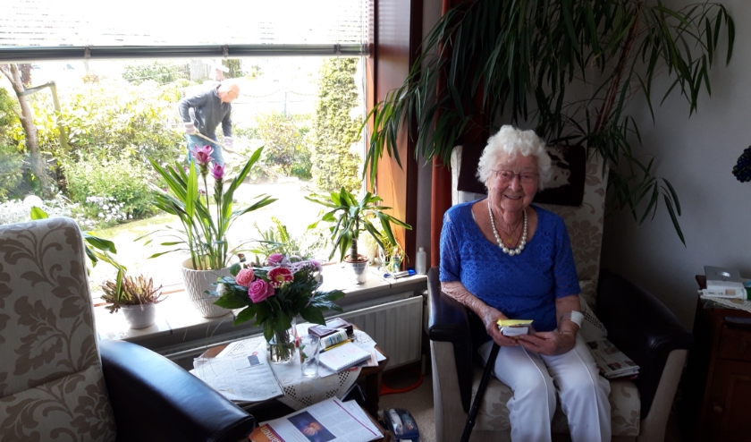 Gasten van de Zonnebloem afdeling Honselersdijk ontvingen een kleine attentie in de vorm van een lekkernij voor bij de koffie. Foto: (PR)