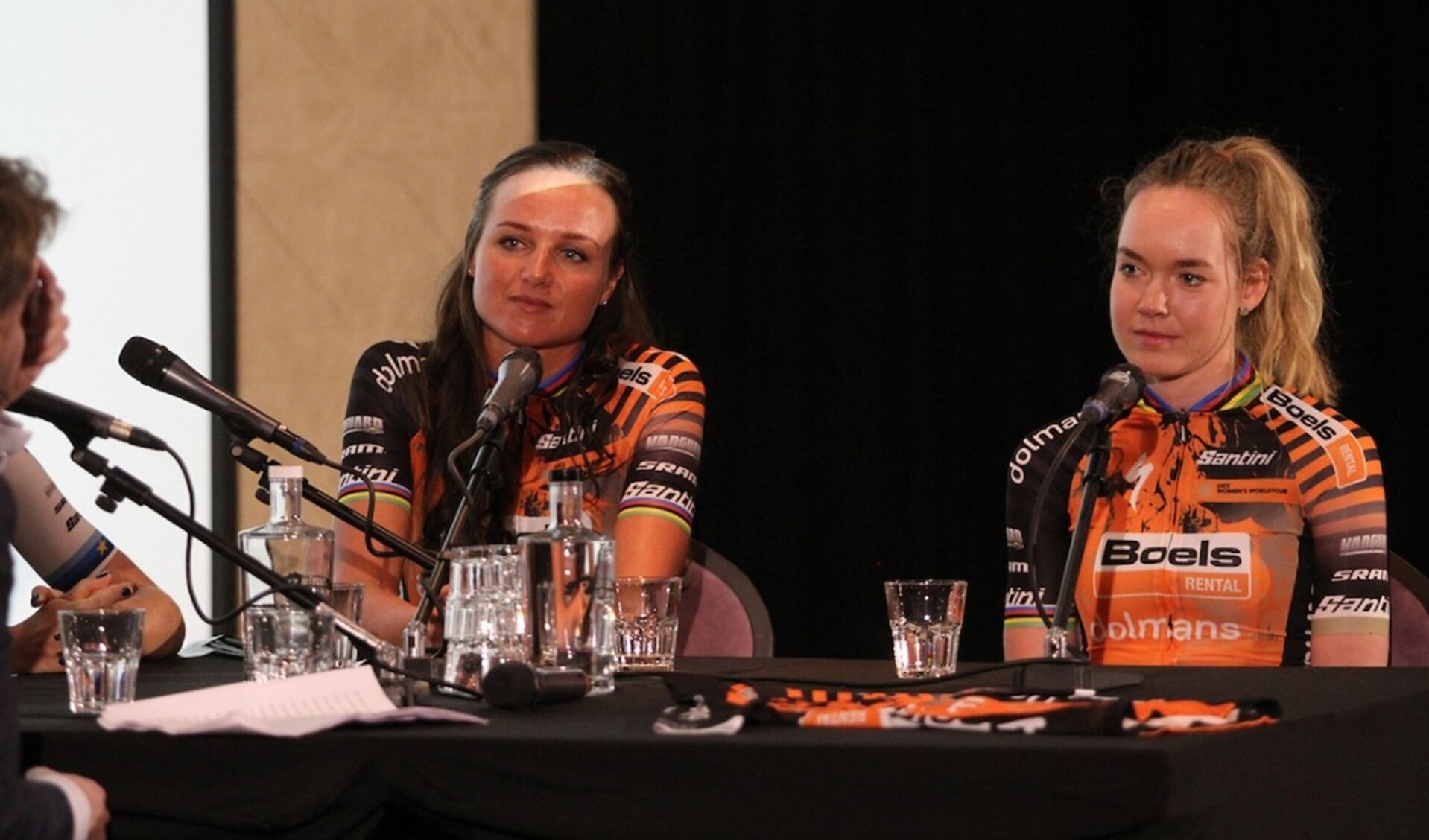 Chantal Blaak en Anna van der Breggen tijdens de teampresentatie.