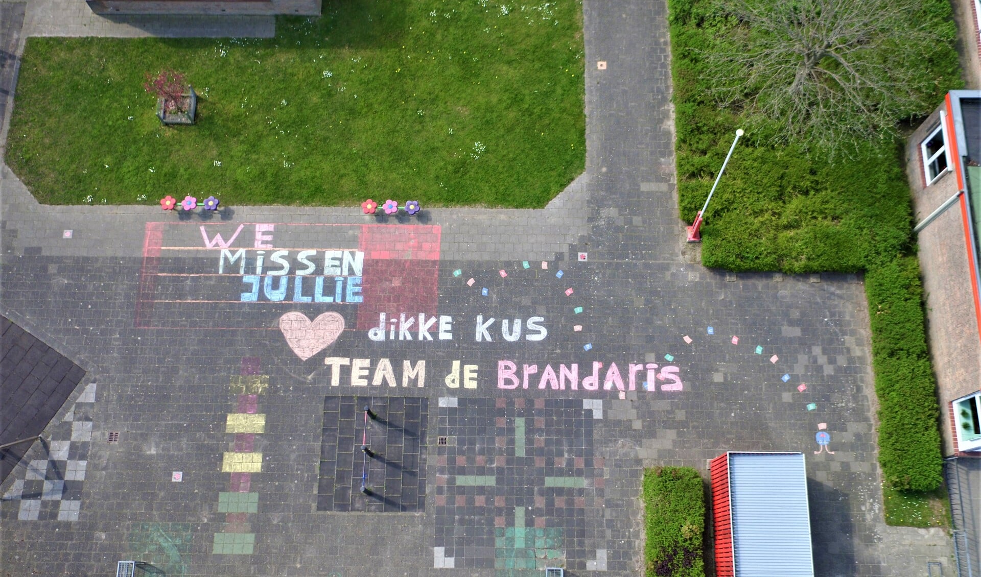 Dit maakten de juffen voor een speciale drone actie van Groot Hellevoet omdat ze de kinderen zo misten tijdens de wekenlange sluiting van de school (foto: Chris de Wit)