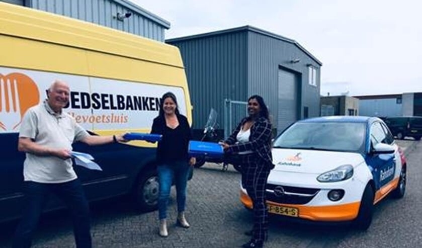 Coronaproof overhandigen van de gulle gift.