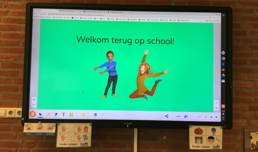 Leerkrachten en kinderen zijn blij dat de scholen weer zijn begonnen! Foto: Petra 't Hoen