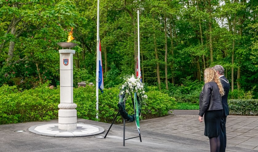 De kranslegging bij het monument aan de Vredehofstraat.
