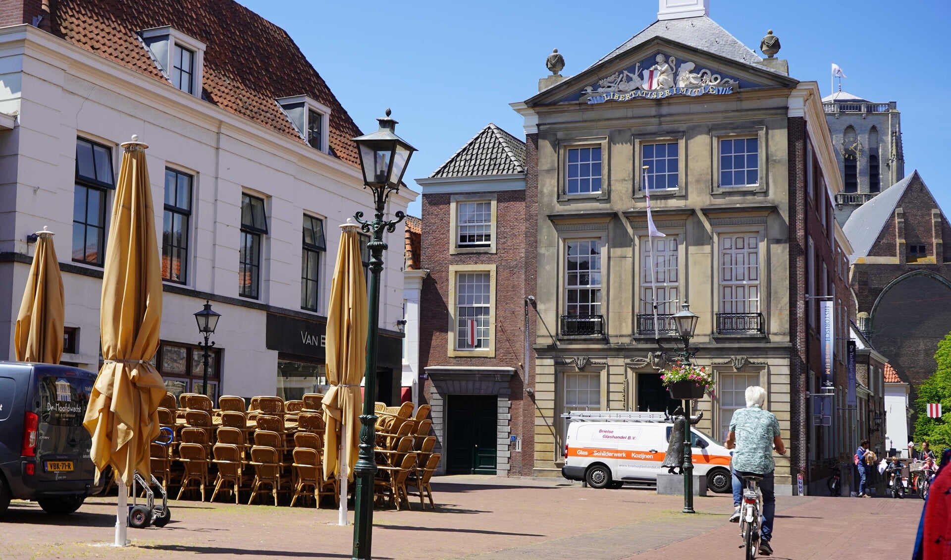 Op de markt staan de terrasstoelen al klaar