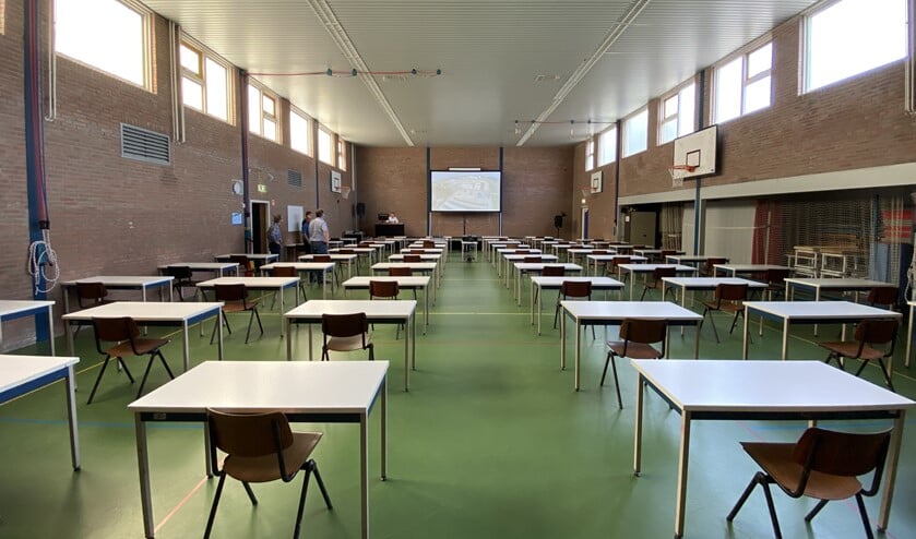 De gymzaal is veranderd in een collegezaal.