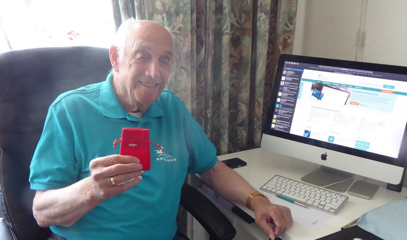 Trots toont Marinus van Balen zijn meer dan verdiende onderscheiding van SeniorWeb.