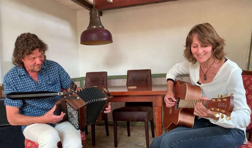 René en Jacqueline van The Land of Song
