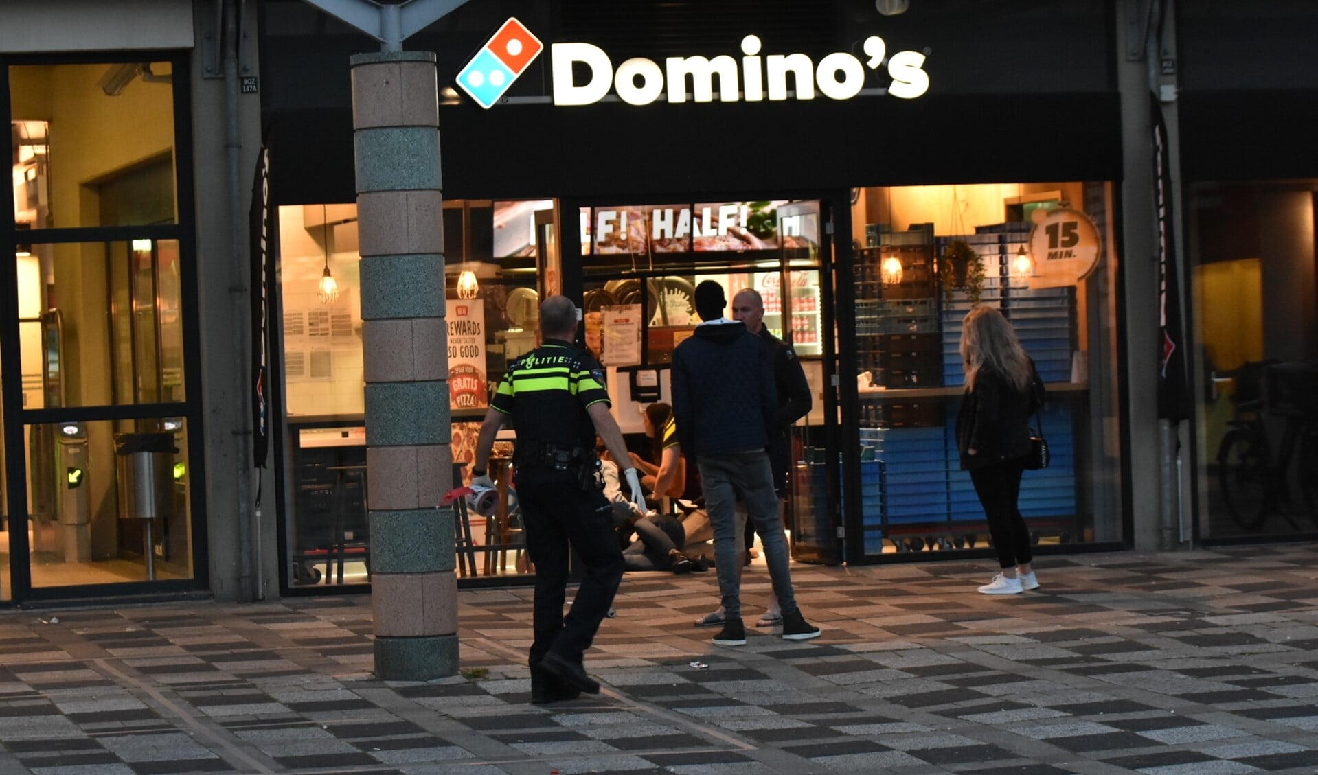 Personeel van Domino's verleende eerste hulp aan het slachtoffer.
