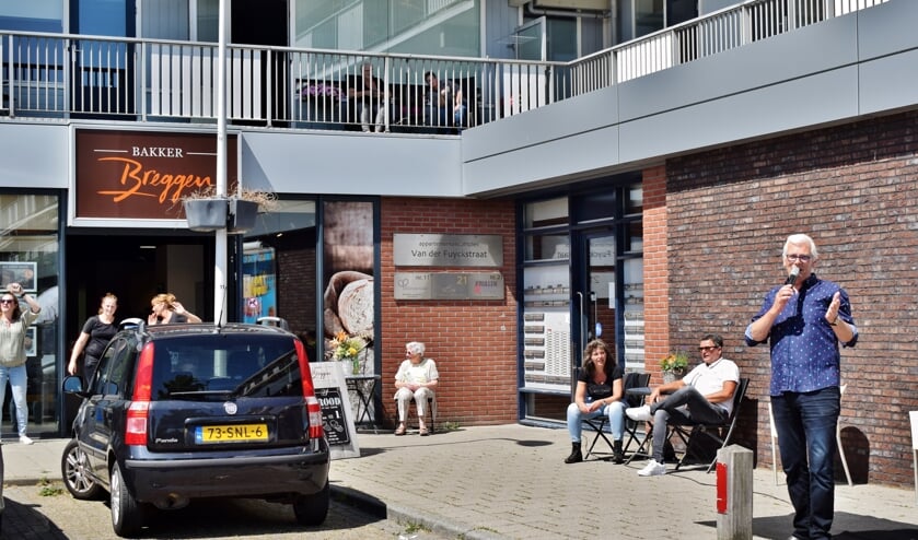 Lekker in het zonnetje genieten van het optreden (Foto: Martin van Gurp)