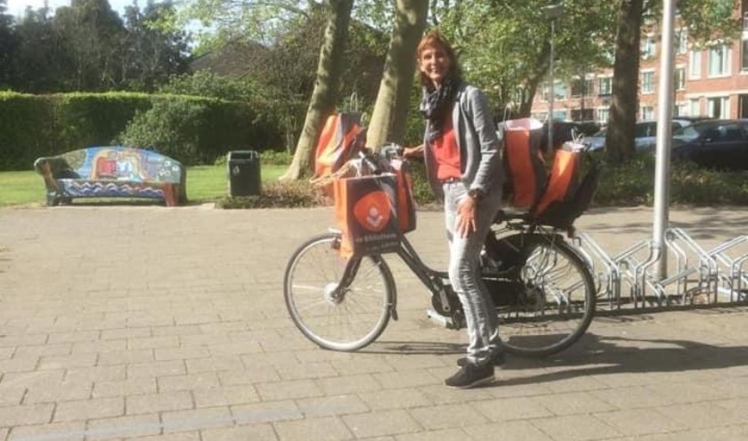Joke van Wely brengt boeken weg.