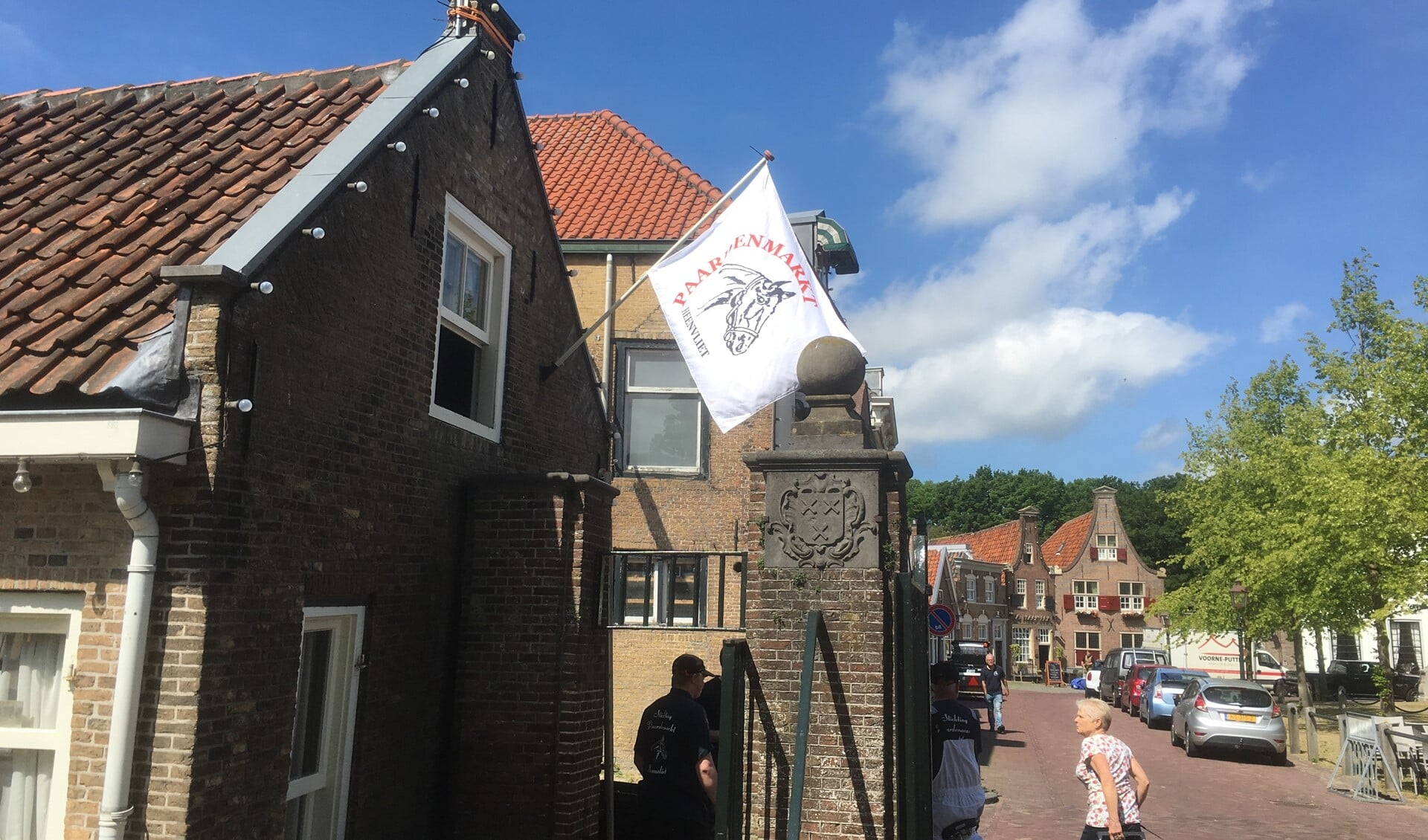 Met de vlag is er toch een beetje Paardenmarkt in Heenvliet.