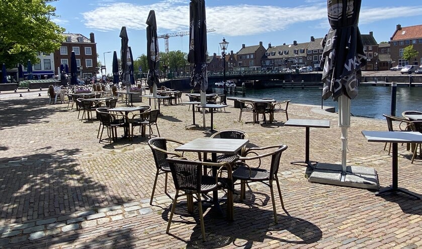 De horecaondernemers maken de terrassen alvast op orde om straks weer gasten te kunnen ontvangen.