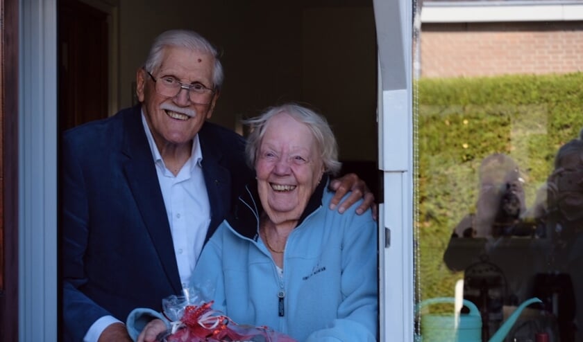 Felicitaties, bloemen en chocolade voor het 60-jarig bruidspaar, maar dan wel netjes op afstand!
