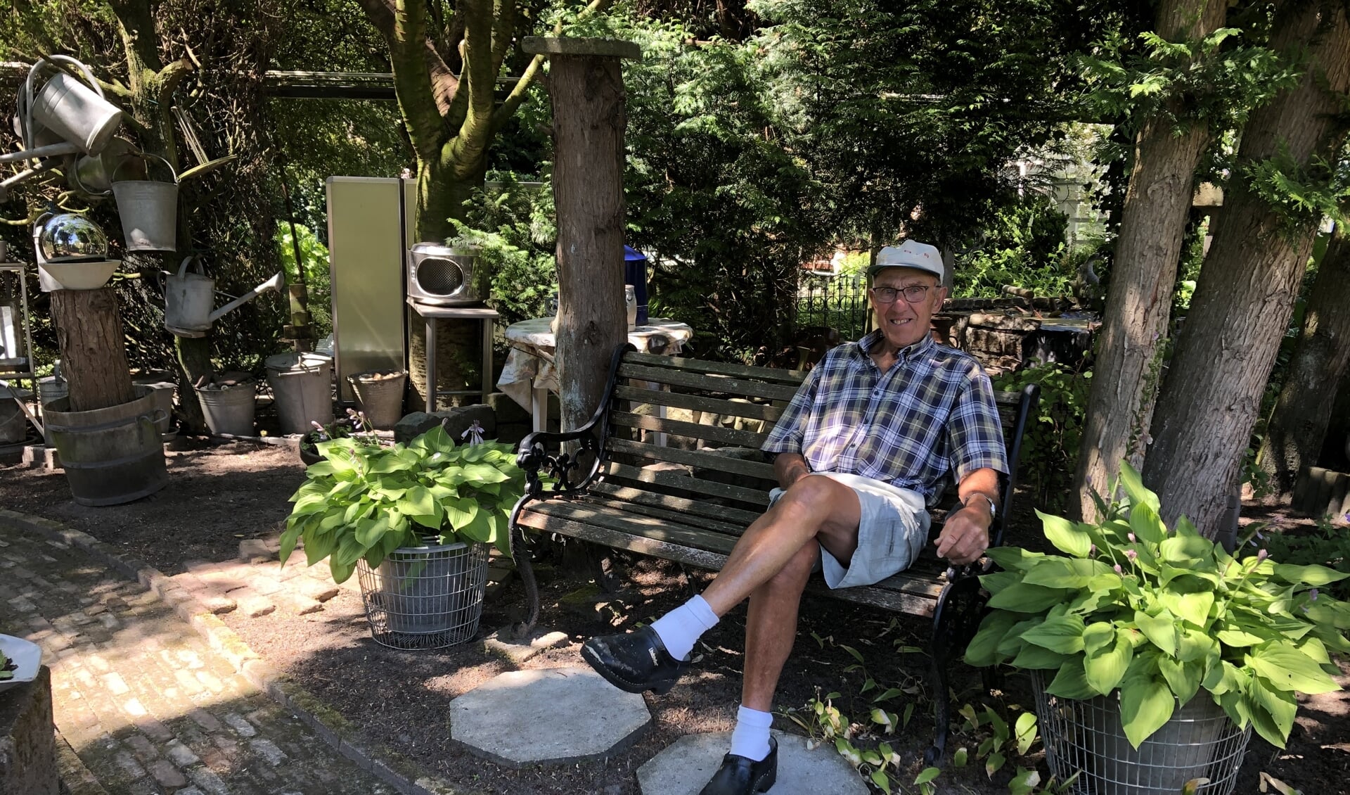 Aart Oudwater op een van de vele leuke plekjes in zijn tuin