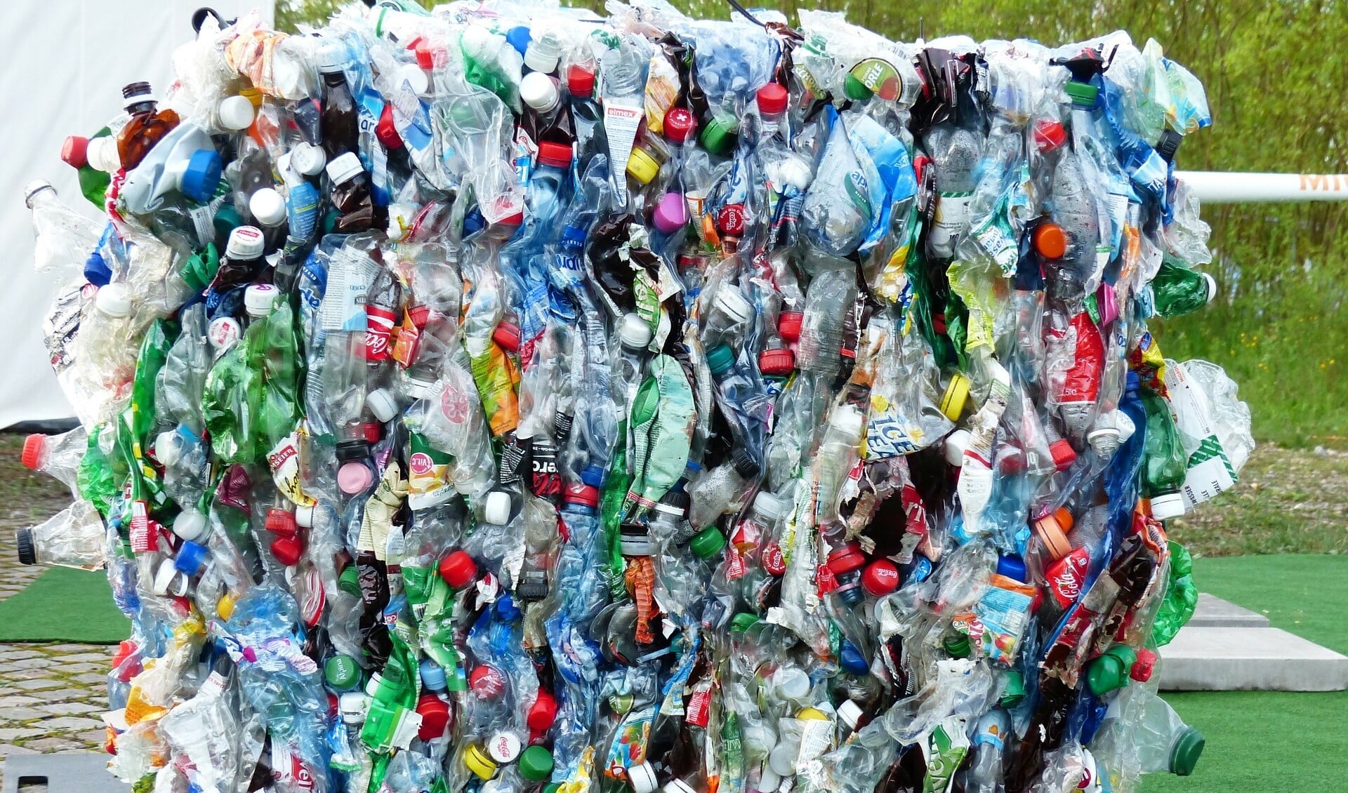 Ingezameld plastic kan opnieuw gebruikt worden.