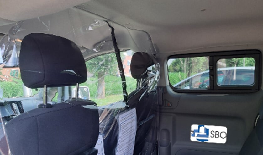 De ruimte tussen de passagiers en de chauffeur is afgeschermd.
