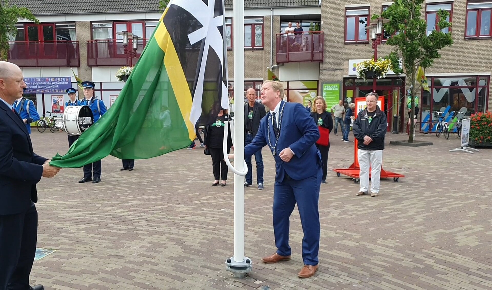 Burgemeester De Jong hees op het Dorpsplein in Rockanje de speciale jubileumvlag