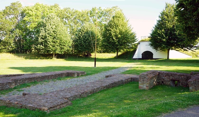 De fundamenten van de Noordpoort met op de achtergrond Bastion IX