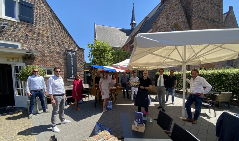 MKB Westland bezorgde een haringparty bij de leden. Foto: (PR)
