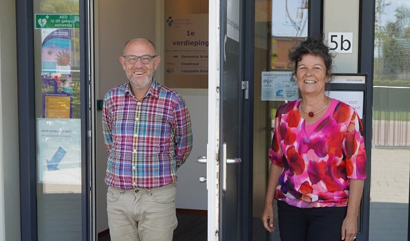 Bert van Ravenhorst en maatschappelijk werker Dorothé van den Tweel bij de ingang van het CJG
