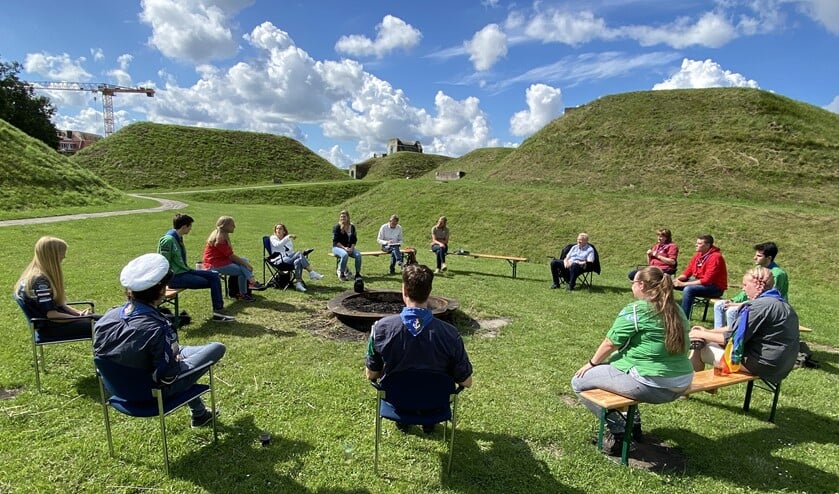 Het gesprek vond op gepaste afstand plaats in de open lucht (Foto: Wil van Balen)