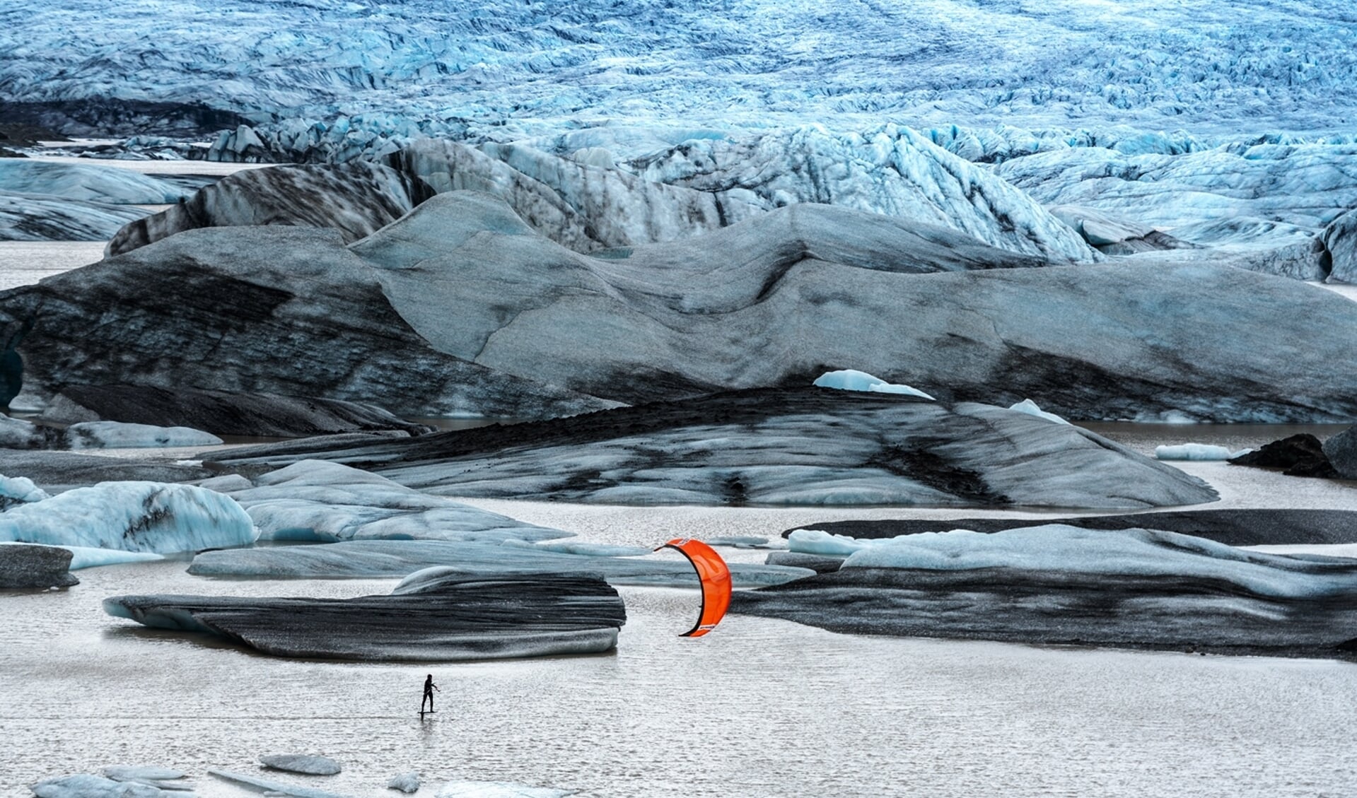 Kitesurfen tussen de ijsschotsen, dan moet je goed kunnen manoeuvreren.