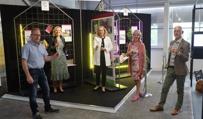 Adri Bom-Lemstra (m) opende de tentoonstelling samen met Jolanda Heistek (Greenport West-Holland) en Willem Kemmers (Biobased Greenport West-Holland). Foto: (PR)