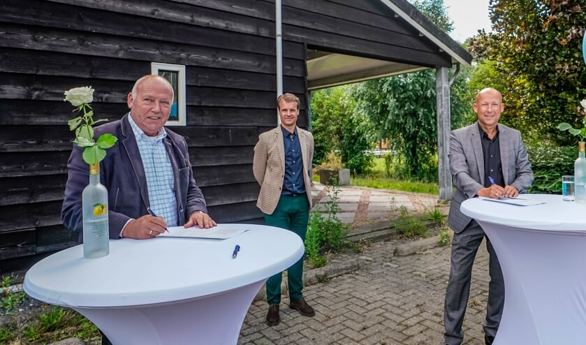 De wethouders Jan Willem Mijnans en Martijn Hamerslag ondertekenden het contract met de aannemer.