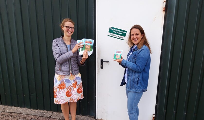 Alissa Bakker van de Voedselbank krijgt de vouchers overhandigd van Daphne Hermans die de bibliotheek vertegenwoordigt.