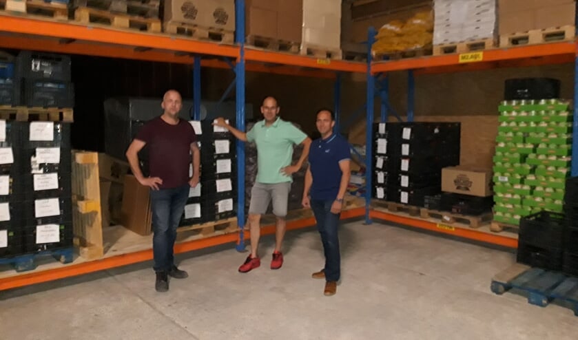 Mister Voedselbank, Jaap Bakelaar (l), toont de nieuwe stellingen aan de leden van Kiwanis: Dick Vroegindeweij en Patrick van den Boogert.