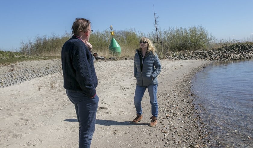 Hennie Wiersma is een van de wandelaars die vindt dat iedereen van dit mooie strandje zou moeten kunnen genieten (Foto: Wil van Balen)